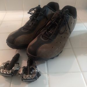 Shimano Men's cycling shoes w/ clips and pedals